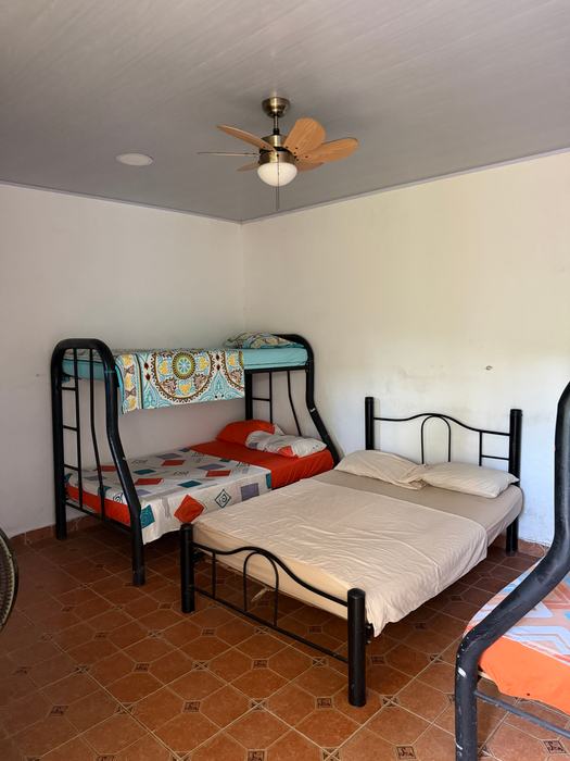 Habitación con un camarote, una cama doble y ventilador de techo
